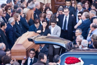 La famiglia Demola segue il feretro